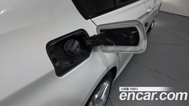 BMW 3-Series 2018 — photo 32