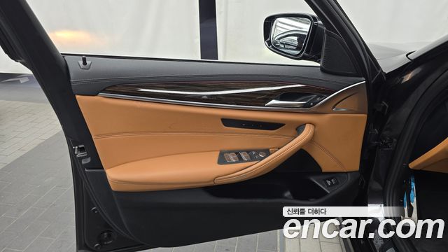 BMW 5-Series 2021 — photo 14