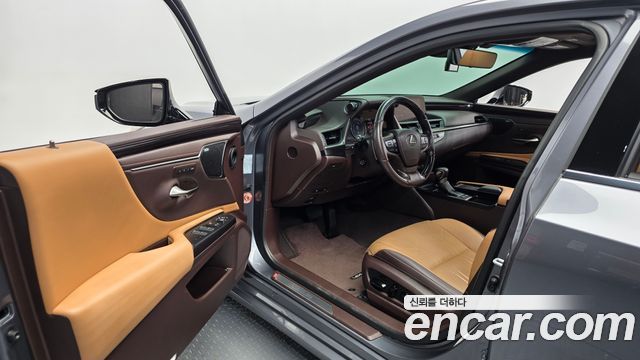 Lexus ES 2021 — photo 13