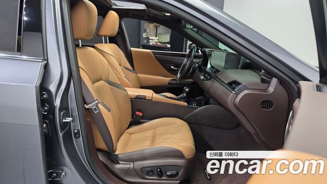 Lexus ES 2021 — photo 17
