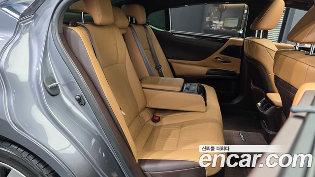 Lexus ES 2021 — photo 18