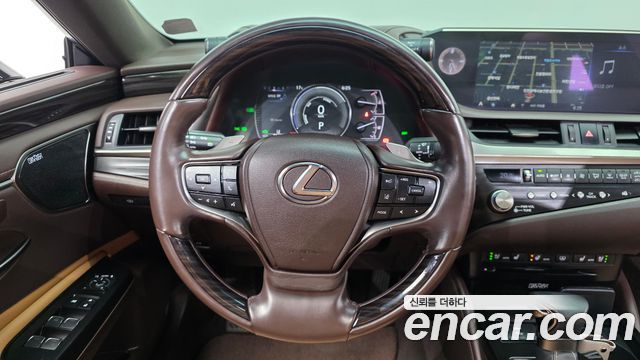 Lexus ES 2021 — photo 19