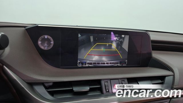 Lexus ES 2021 — photo 21