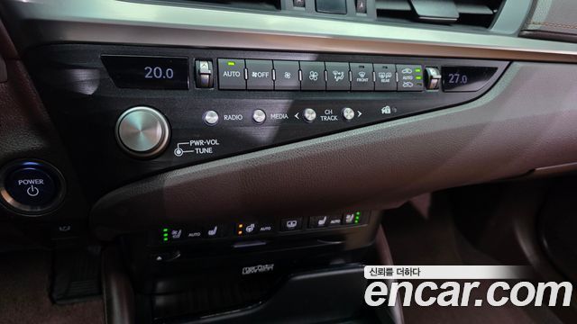 Lexus ES 2021 — photo 23