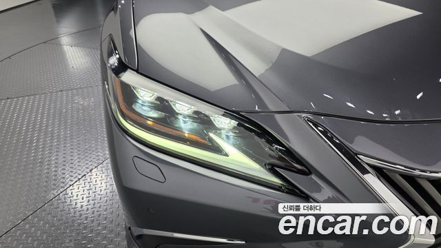 Lexus ES 2021 — photo 8