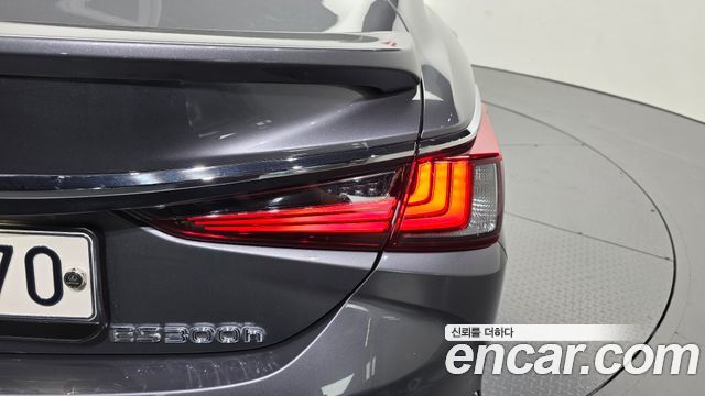 Lexus ES 2021 — photo 9