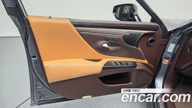 Lexus ES 2021 — photo 14