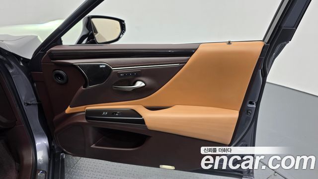 Lexus ES 2021 — photo 15