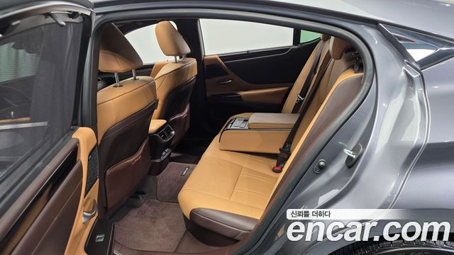 Lexus ES 2021 — photo 16