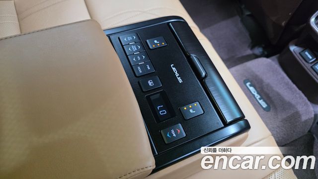 Lexus ES 2021 — photo 28