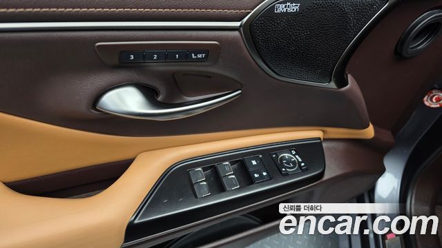 Lexus ES 2021 — photo 29