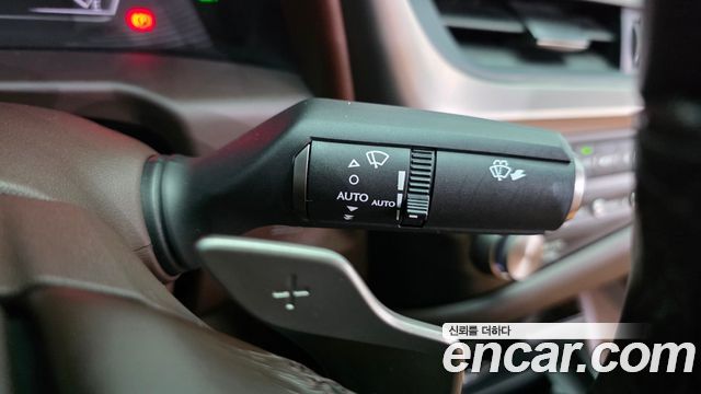 Lexus ES 2021 — photo 32