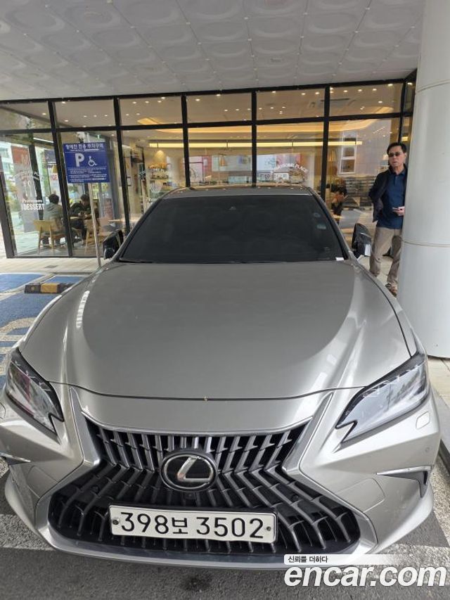 Lexus ES 2023 — photo 1