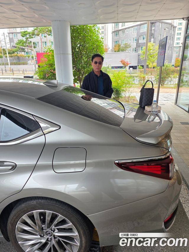 Lexus ES 2023 — photo 4