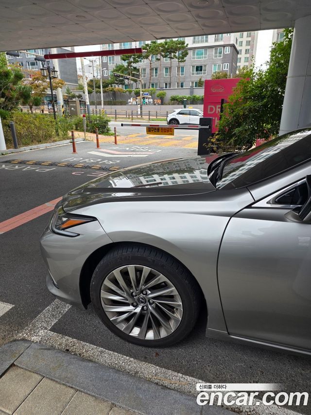 Lexus ES 2023 — photo 7