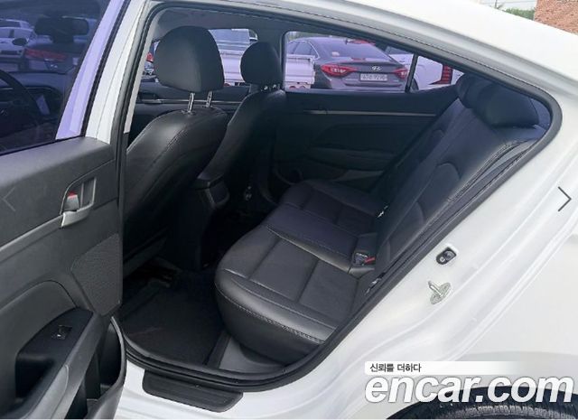 Hyundai AVANTE 2017 — photo 8