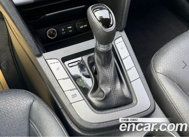 Hyundai AVANTE 2017 — photo 12