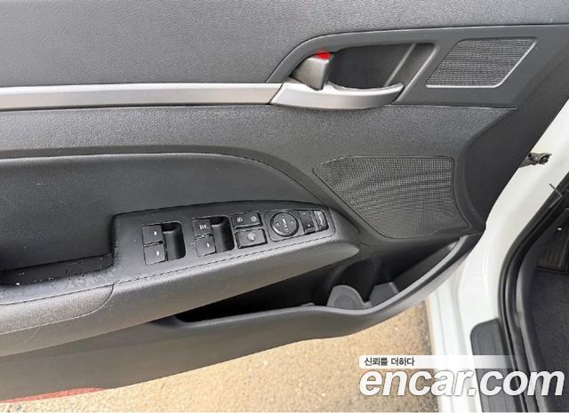 Hyundai AVANTE 2017 — photo 13