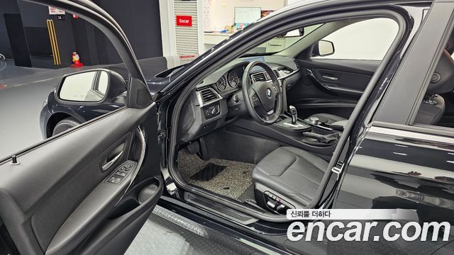 BMW 3-Series 2018 — photo 13