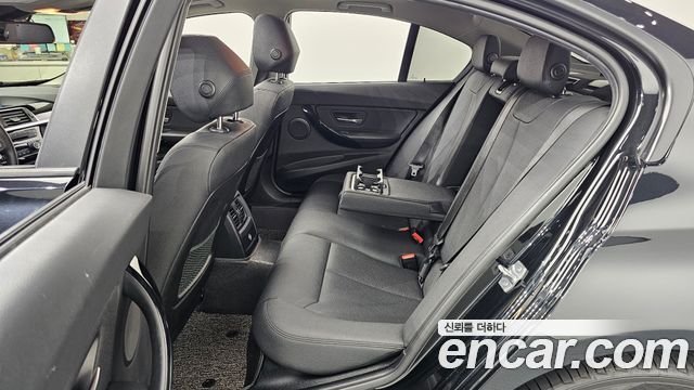 BMW 3-Series 2018 — photo 18