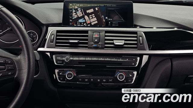 BMW 3-Series 2018 — photo 20
