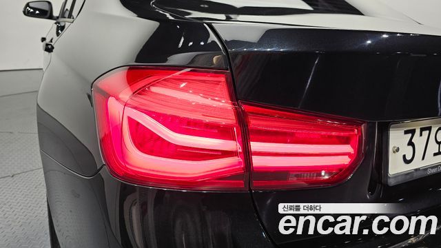 BMW 3-Series 2018 — photo 9