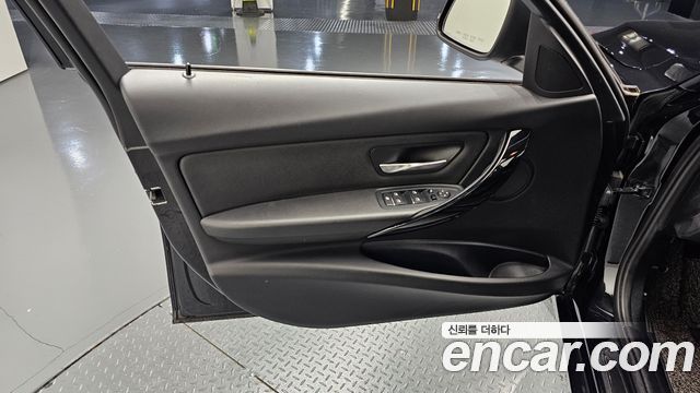 BMW 3-Series 2018 — photo 14