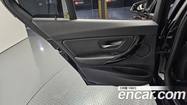BMW 3-Series 2018 — photo 15