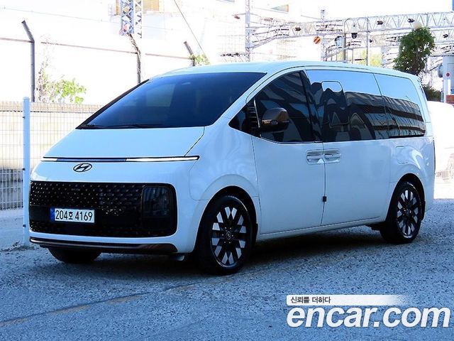 Hyundai Staria 2025 — photo 1