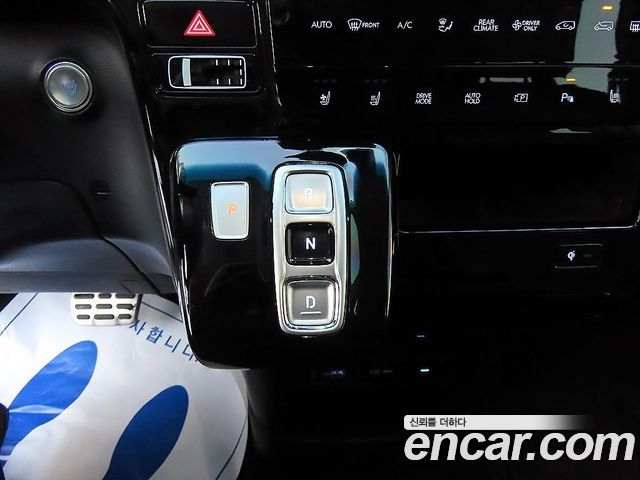 Hyundai Staria 2025 — photo 9