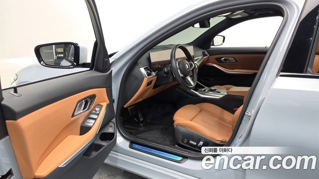 BMW 3-Series 2023 — photo 13