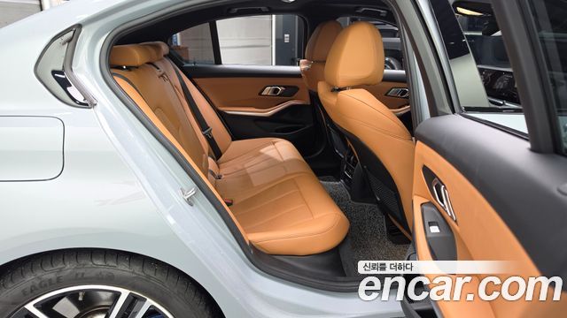 BMW 3-Series 2023 — photo 18