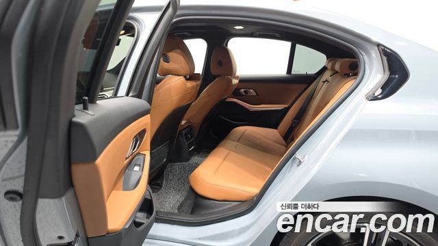 BMW 3-Series 2023 — photo 16