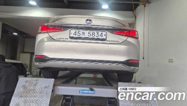 Lexus ES 2019 — photo 2