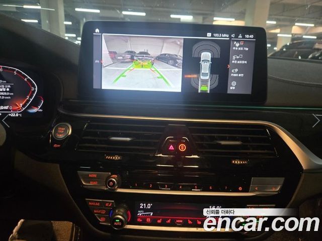 BMW 5-Series 2023 — photo 10
