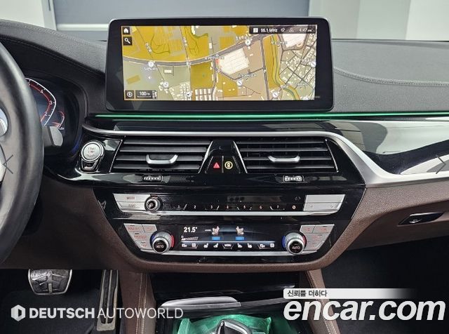 BMW 5-Series 2022 — photo 14