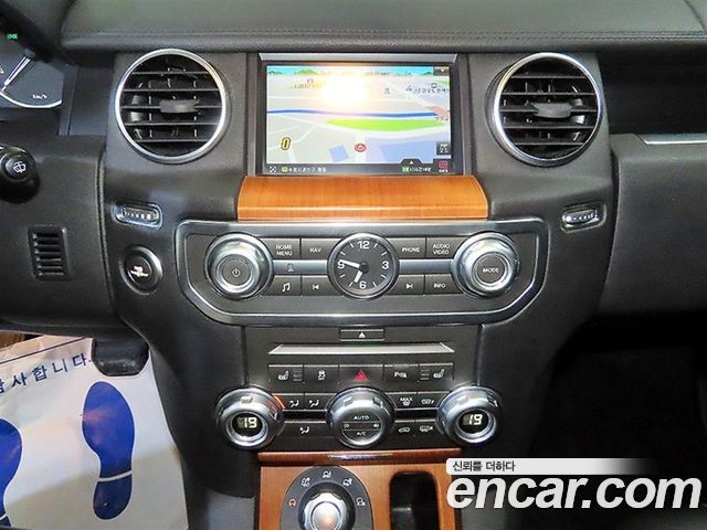 Land Rover Discovery 2011 — photo 11