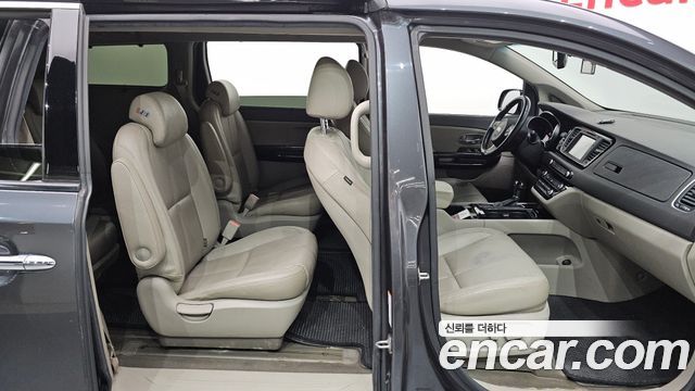 Kia Canival 2015 — photo 17