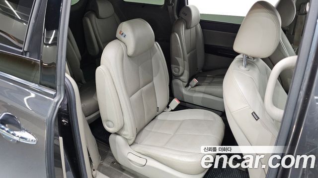 Kia Canival 2015 — photo 18