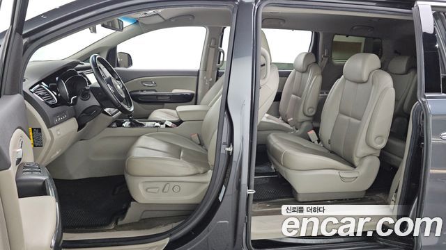 Kia Canival 2015 — photo 16