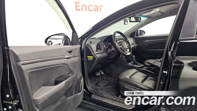 Hyundai AVANTE 2018 — photo 13
