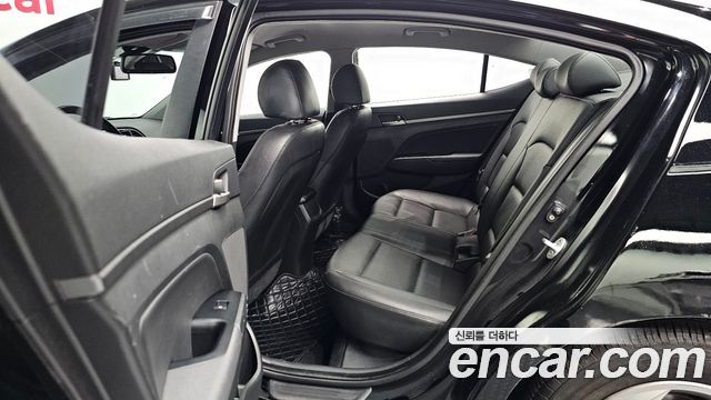 Hyundai AVANTE 2018 — photo 17