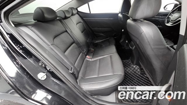 Hyundai AVANTE 2018 — photo 18