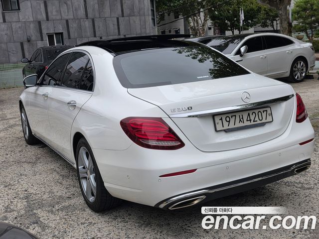 Mercedes-Benz E-Class 2017 — photo 4