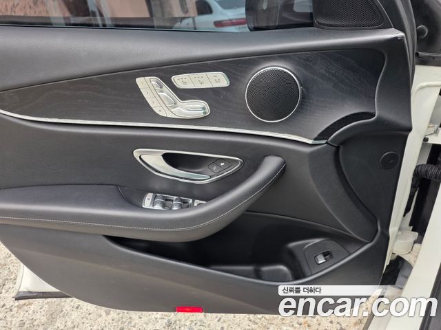 Mercedes-Benz E-Class 2017 — photo 10