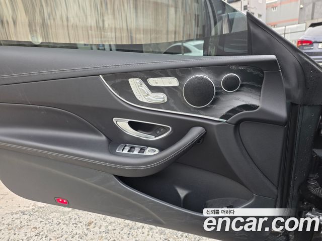 Mercedes-Benz E-Class 2017 — photo 11