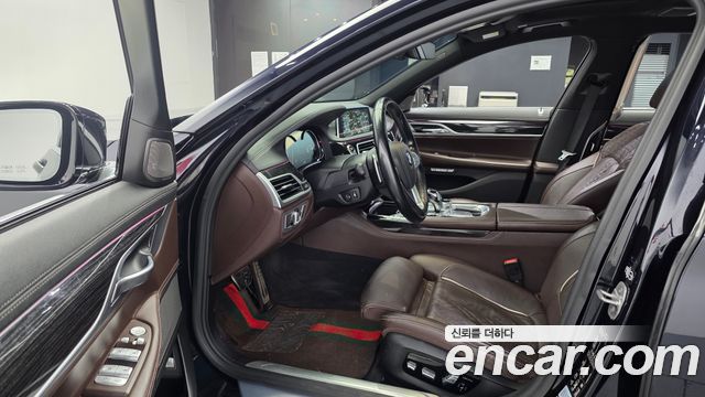 BMW 7-Series 2018 — photo 10