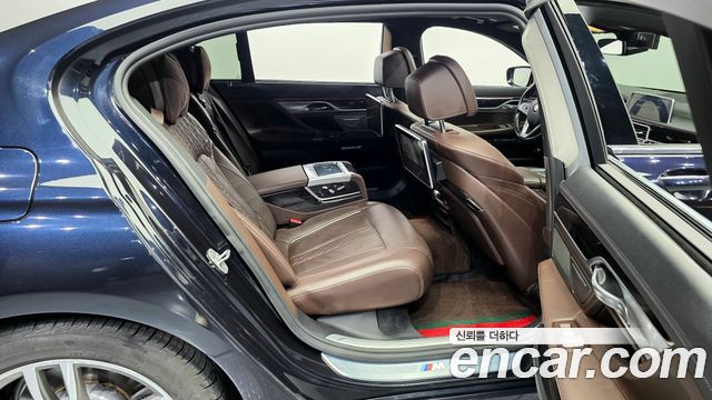 BMW 7-Series 2018 — photo 11