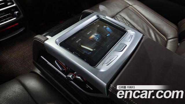 BMW 7-Series 2018 — photo 18