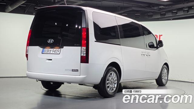 Hyundai Staria 2025 — photo 2